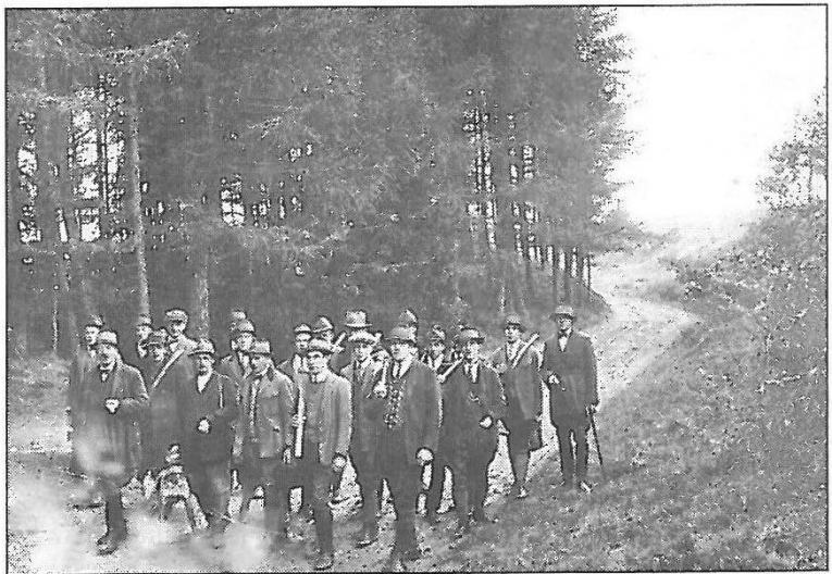 Žáci Státní školy pro lesní hajné v Domažlicích před konáním praktického cvičení v obecním lese v Chrastavicích dne 26. 10. 1927