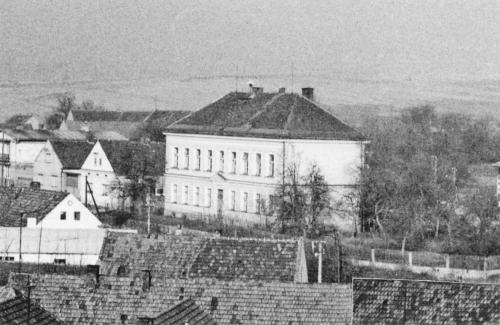 Pohled na&nbsp;místní školu z&nbsp;věže kostela v&nbsp;roce 1984.